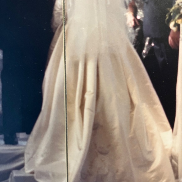 Vintage 90’s Custom 100% Silk bridal Gown by Cynthia C. - Picture 12 of 13